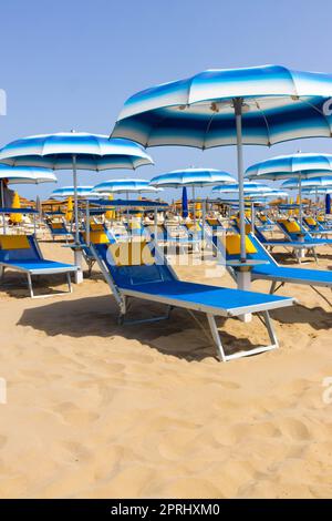Traditioneller Liegestuhl und Sonnenschirm. Rimini, Italien Stockfoto