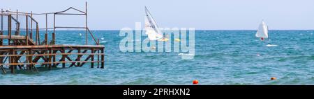 Blick auf Dock und Segelboote in der adria, italien Stockfoto