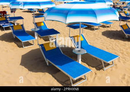 Traditioneller Liegestuhl und Sonnenschirm. Rimini, Italien Stockfoto