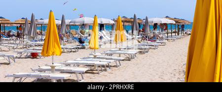 Traditioneller Liegestuhl und Sonnenschirm. Rimini, Italien Stockfoto
