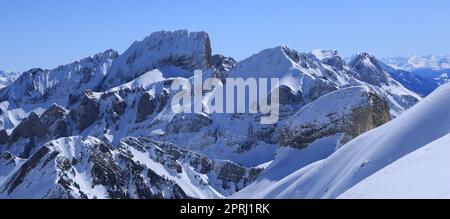 Schneebedeckte Berge von Chaeserrugg aus gesehen. Stockfoto