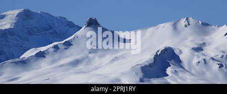 Schneebedeckte Berglandschaft von Chaeserrugg, Schweiz aus gesehen. Stockfoto
