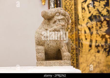 Der löwenförmige Stein wurde im chinesischen Stil geschnitzt Stockfoto