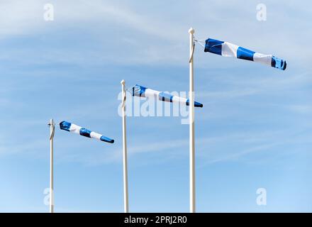 Drei Windsocken zeigen Windrichtung und Geschwindigkeit am Flughafen Stockfoto