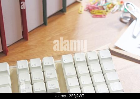 Arbeitsbereich mit Büroausstattung auf Holz Schreibtisch Arbeit Hintergrund Stockfoto