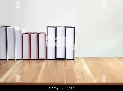 Neue Bücher auf einem Holztisch Stockfoto