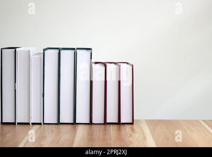 Neue Bücher auf einem Holztisch Stockfoto