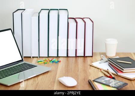 Arbeitsbereich mit Büroausstattung auf Holz Schreibtisch Arbeit Hintergrund Stockfoto