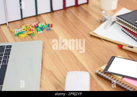 Arbeitsplatz mit Mobiltelefon und Büroausstattung auf Holztisch Arbeitshintergrund Stockfoto