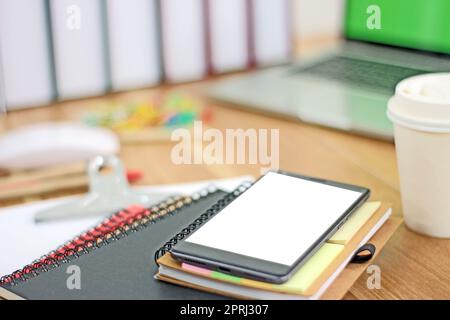 Arbeitsplatz mit Mobiltelefon und Büroausstattung auf Holztisch Arbeitshintergrund Stockfoto