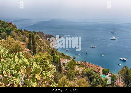 Luftaufnahme der malerischen Uferpromenade von Taormina, Sizilien, Italien Stockfoto