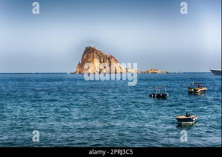 Blick auf Dattilos Felsen von Panarea, Äolische Inseln, Italien Stockfoto