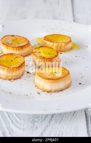 Königsausternpilz Jakobsmuscheln auf dem weißen Teller Stockfoto