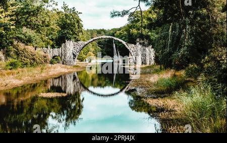 Rakotz-Brücke im Azaleen- und Rhododendronpark Kromlau am Rakotz-See Stockfoto