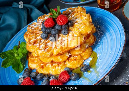 Einfache süße Waffeln mit Himbeeren und Heidelbeeren Stockfoto