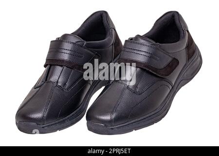 Schwarze Männerschuhe. Nahaufnahme eines schwarzen Sneakers oder Sportschuhs, isoliert auf weißem Hintergrund. Beschneidungspfad. Elegante und trendige Herrenschuhe. Makro. Stockfoto