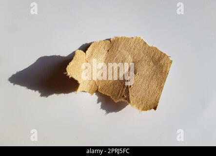 Altpapierstäbchen auf weißem Hintergrund. Braunes Papier zerrissene oder gerissene Papierstücke, isoliert auf weißem Boden mit Beschneidungspfad Stockfoto