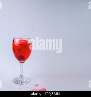 himbeer fruchtig Mix Spritzer Glas Wein rote flüssige Frucht spritzt Beerengetränk auf weißem Hintergrund Stockfoto