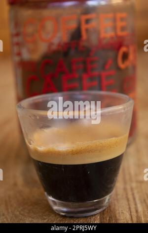 Espresso in einem Glasbecher Stockfoto