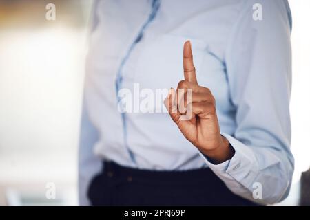 Schwarze Geschäftsfrau, Stimme Hand mit Frage oder freiwillige Idee in der beruflichen Karriere. Afrikanische Person zeigen einen Finger, um Lösung anzubieten, Frage stellen Stockfoto