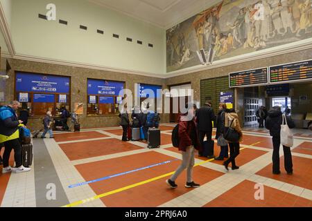 Passagiere, die in der Haupthalle des Bahnhofs Hlavná Stanica, Bratislava, Slowakei, auf Züge warten Stockfoto