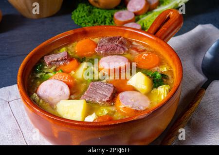 Köstlicher wirsing-Kohl-Eintopf in einer rustikalen Schüssel Stockfoto