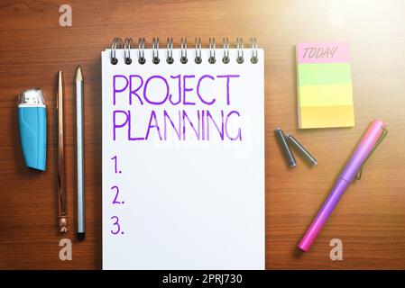 Signieren Sie Projektplanungspläne, wie z. B. Gantt-Diagramme, mit der Hand, um den Berichtsfortschritt zu planen. Wort, das auf Zeitplänen wie Gantt-Diagrammen zur Planung des Berichtsfortschritts geschrieben wird Stockfoto