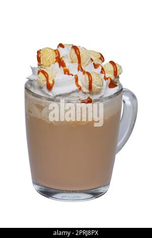 Kaffee-Cocktail mit Schlagsahne, Popcorn und Karamell in transparentem Glas, isoliert auf weißem Hintergrund. Stockfoto