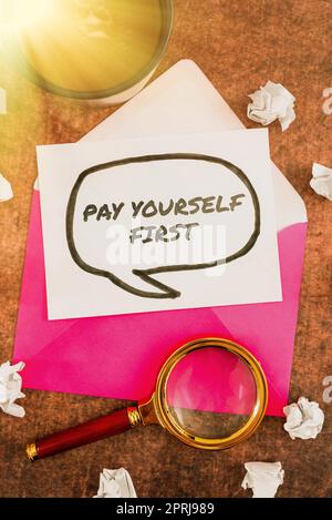 Textzeichen, das „Pay yourself first“ anzeigt. Wort zum Sparen für die Zukunft Einen Teil Ihres Einkommens beiseite legen Stockfoto