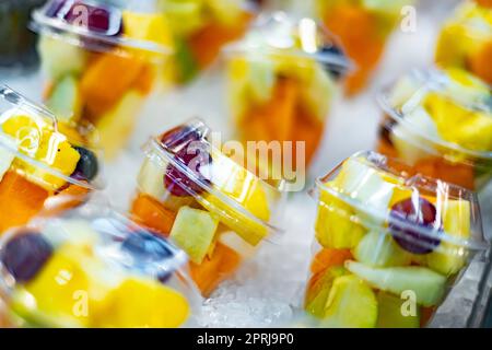 Vorverpackte Obstsalate in einem handelsüblichen Kühlschrank Stockfoto