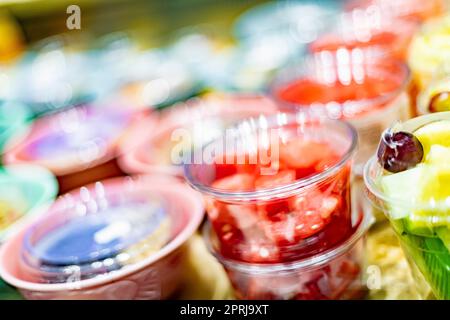 Vorverpackte Obstsalate in einem handelsüblichen Kühlschrank Stockfoto