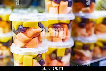 Vorverpackte Obstsalate in einem handelsüblichen Kühlschrank Stockfoto