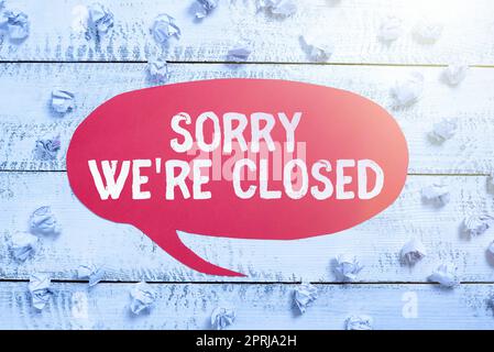 Textunterschrift mit „Sorry We re are ClosedAusdruck der Enttäuschung bedauern nicht offen“-Schild. Geschäftsüberblick Ausdruck des Bedauerns Enttäuschung nicht offen Schild Stockfoto