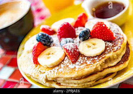 Belgische Pfannkuchen mit Obst und Ahornsirup Stockfoto