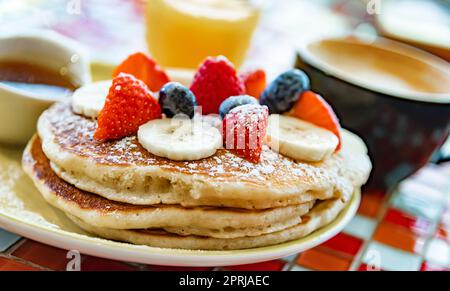 Belgische Pfannkuchen mit Obst und Ahornsirup Stockfoto