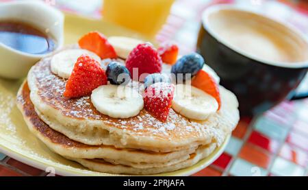 Belgische Pfannkuchen mit Obst und Ahornsirup Stockfoto