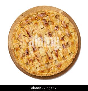 Rund gebackener Apfelkuchen auf einem Holzbrett, weißer isolierter Hintergrund. Stockfoto