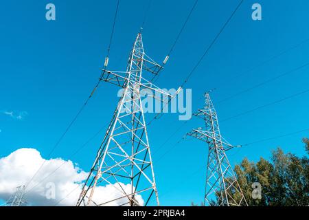 Hochspannungsmasten. Konzept für steigende Energiepreise. Stockfoto