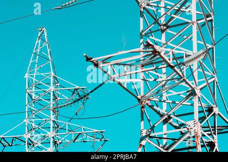 Hochspannungsmasten. Konzept für Technologie und Industrie. Stockfoto