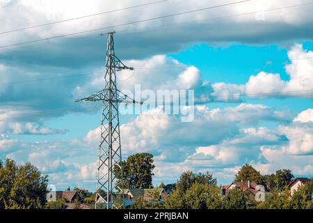 Stromleitungen in der Nähe einer Kleinstadt Stockfoto