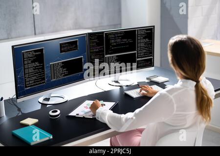 Programmiererin. Mädchenkodierung Stockfoto