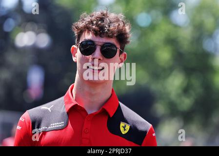 Baku, Aserbaidschan. 27. April 2023. Oliver Bearman (GBR) Ferrari Academy Fahrer geht auf der Rennstrecke. 27.04.2023. Formel-1-Weltmeisterschaft, Rd 4, Aserbaidschan Grand Prix, Baku Street Circuit, Aserbaidschan, Vorbereitungstag. Das Foto sollte wie folgt lauten: XPB/Press Association Images. Kredit: XPB Images Ltd/Alamy Live News Stockfoto