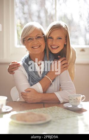 Eine besondere Art von Liebe. Eine attraktive junge Frau besucht ihre oma zum Tee Stockfoto