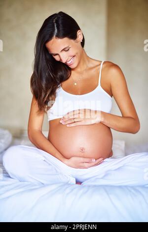 Pflege für ihren Baby-Beule. Eine Schwangerin hält ihren Bauch. Stockfoto