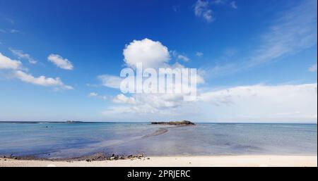 Der Fußweg bei Ebbe verbindet Kueibishan und die Insel Chi Yu in Penghu von Taiwan Stockfoto