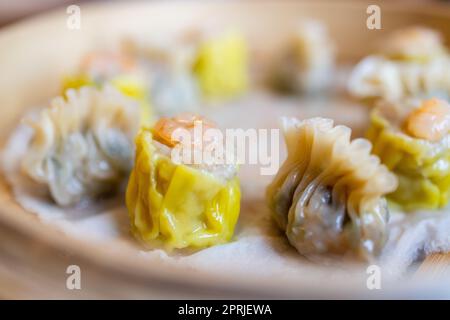 Gedünstetes chinesisches Dim Sum mit Shumai und Fleischklößchen Stockfoto