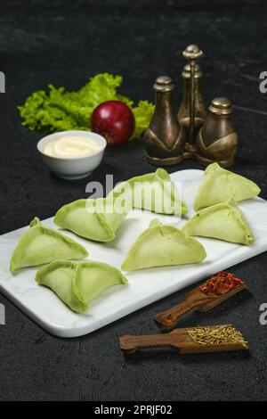 Gefrorene Knödel mit Spinat Stockfoto