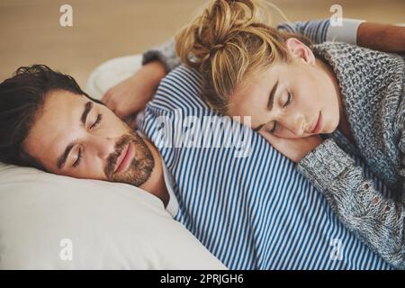 Sonntagnachmittag schläft. Junges Paar, das zu Hause ein Nickerchen auf dem Sofa macht. Stockfoto