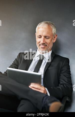 Was es bedeutet, weißer Kragen zu sein. Ein hübscher reifer Geschäftsmann in Corporate Kleidung. Stockfoto