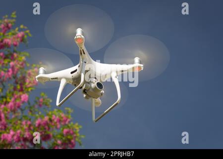 Unbemannte Luftfahrzeuge (UAV) System Quadcopter Drohne In der Luft. Stockfoto